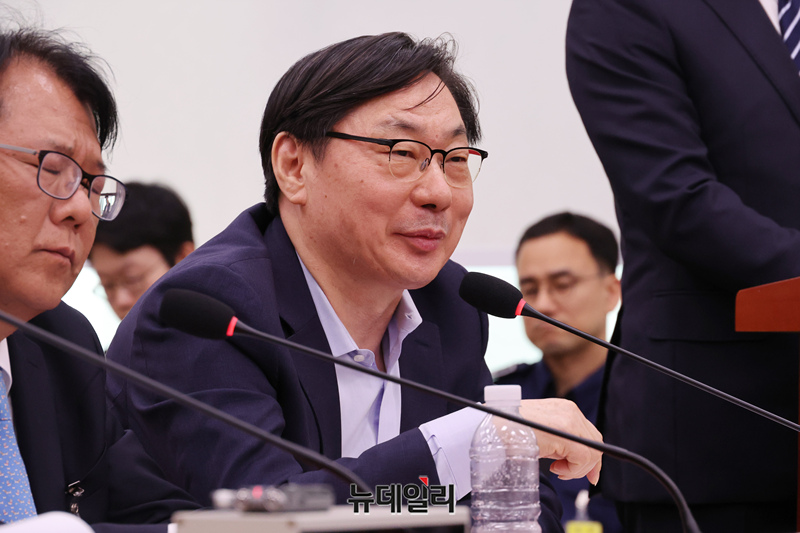 ▲ 이화영 전 경기도 평화부지사가 14일 국회에서 열린 쌍방울 대북 송금 조작 기소 의혹 사건 청문회에서 의원 질의에 답변하고 있다. ⓒ이종현 기자