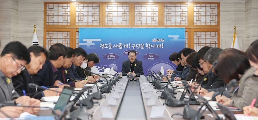 ▲ 김동기 청도군수 권한대행은 14일 긴급 간부회의를 소집해 민생 안정과 재난 대응 철저, 핵심사업의 지속 추진을 지시하며 행정 공백 없는 안정적인 군정 운영을 공식화했다.ⓒ청도군