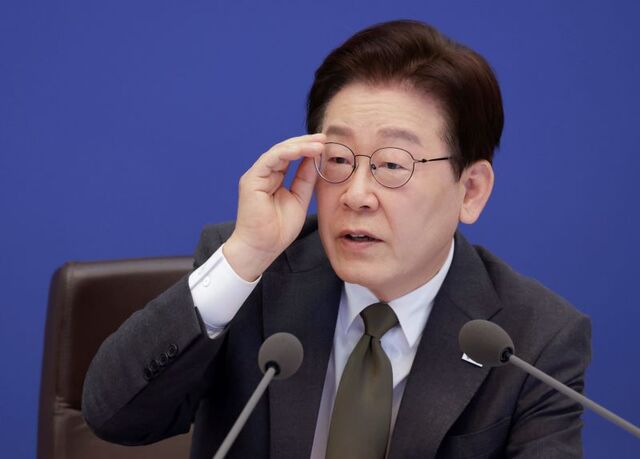 ▲ 이재명 대통령이 14일 청와대에서 열린 국무회의 겸 비상경제점검회의에서 안경을 만지며 발언하고 있다. ⓒ뉴시스