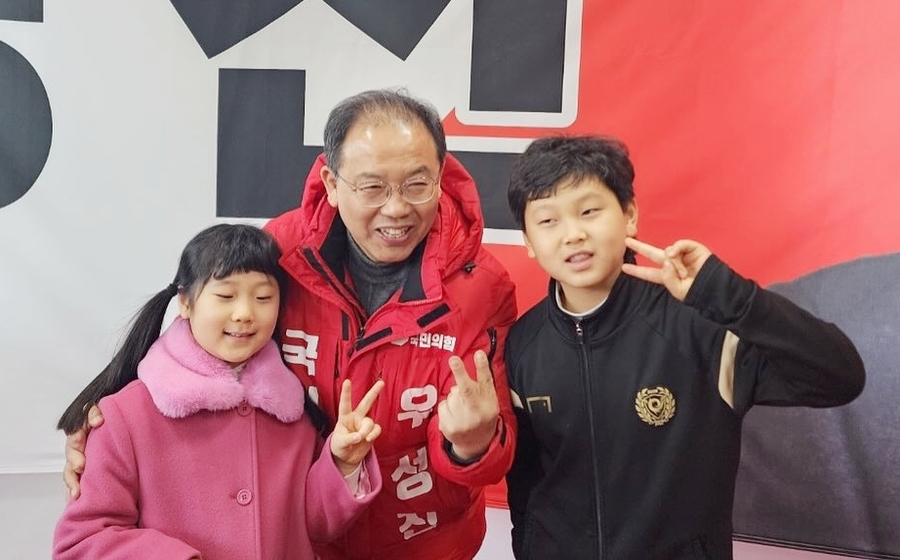 ▲ 우성진 대구 동구청장 예비후보가 선거사무소를 방문한 어린이들과 기념촬영을 하고 있다.ⓒ우성진 예비후보실