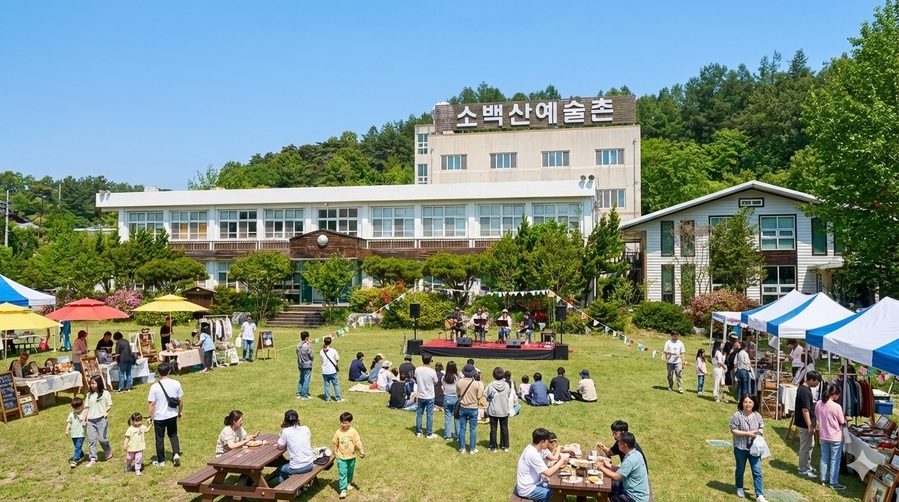 ▲ 영주 청년단체 ㈜클라우드컬처스는 ‘예술마을 소백산예술촌’을 비전으로 체류형 워크숍과 예술가 작업실 지원 등 문화예술 기반의 청년 유입 프로그램을 추진한다.ⓒ경북도