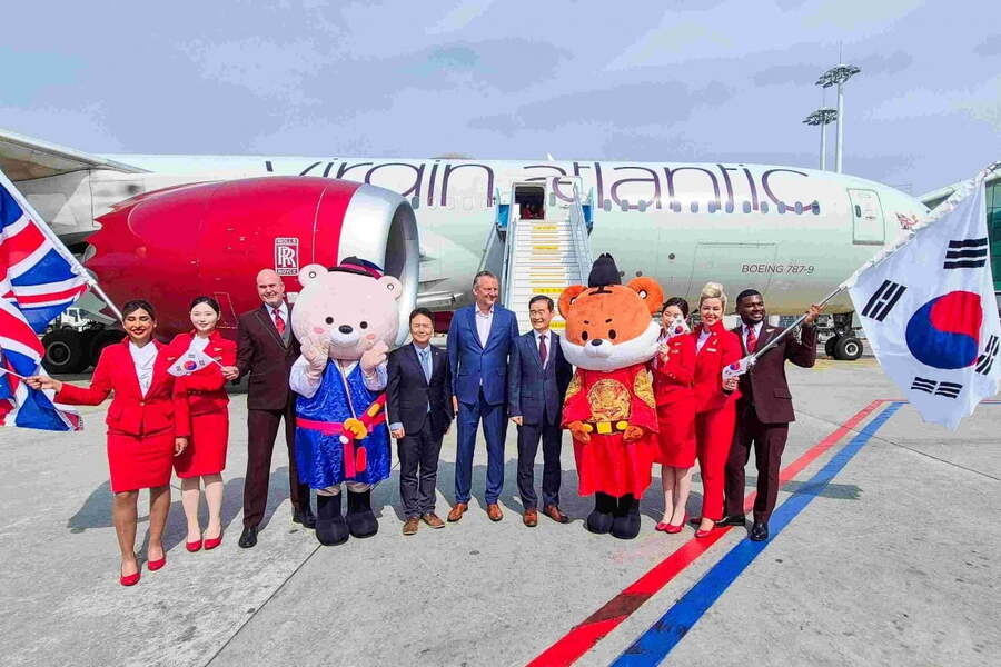 ▲ 4일 인천공항 제2여객터미널 주기장에서 인천국제공항공사 김범호 사장직무대행(오른쪽에서 다섯 번째)이 코닐 코스터 버진 애틀랜틱 항공 CEO(가운데) 등 관계자들과 기념사진을 찍고 있다.ⓒ인천공항공사 제공