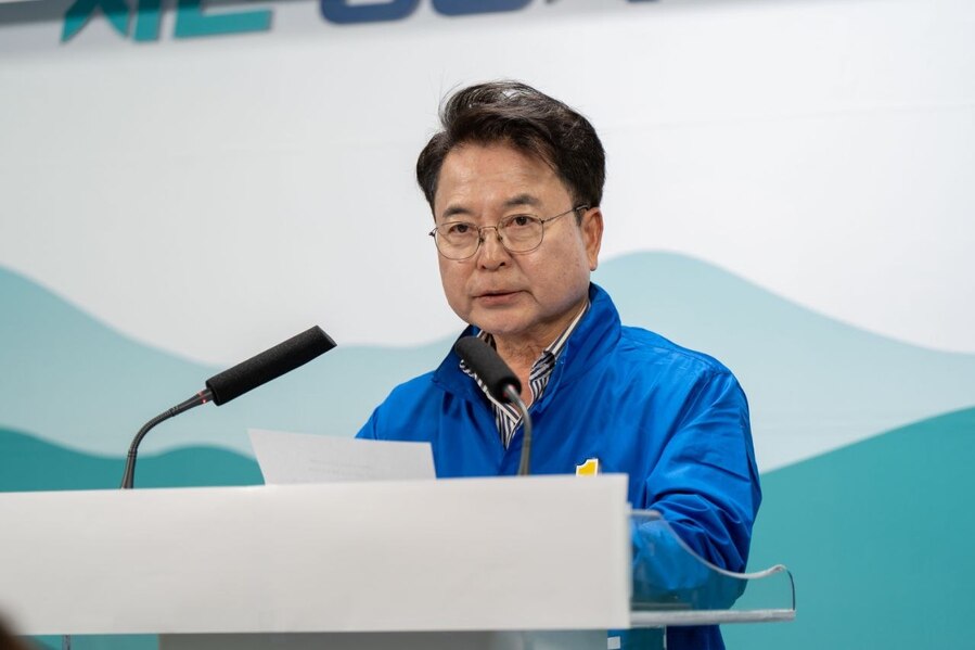 ▲ 육동한 더불어민주당 춘천시장 예비후보가 14일 춘천시청 브리핑룸에서 정책발표를 통해 청년 유출 문제 해결과 첨단산업 기반 구축을 핵심으로 한 도시 발전 구상을 제시했다. ⓒ육동한 후보 캠프 제공