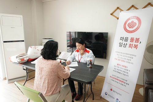 ▲ 대한적십자사 충북지사가 청주 봉명동 가스폭발 현장에서 피해주민들을 위한 심리회복 지원활동을 펴고 있다.ⓒ충북적십자사