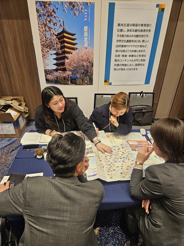 ▲ 경북문화관공사 직원이 기업 간 상담을 진행하고 있다.ⓒ경북관광공사