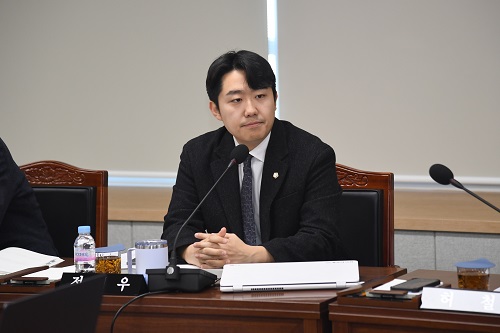 ▲ 정재우 청주시의원이 14일 '청주시 공무원등의 직무관련 소송비용지원 조례안'에 대해 행안위에서 설명하고 있다.ⓒ청주시의회 제공