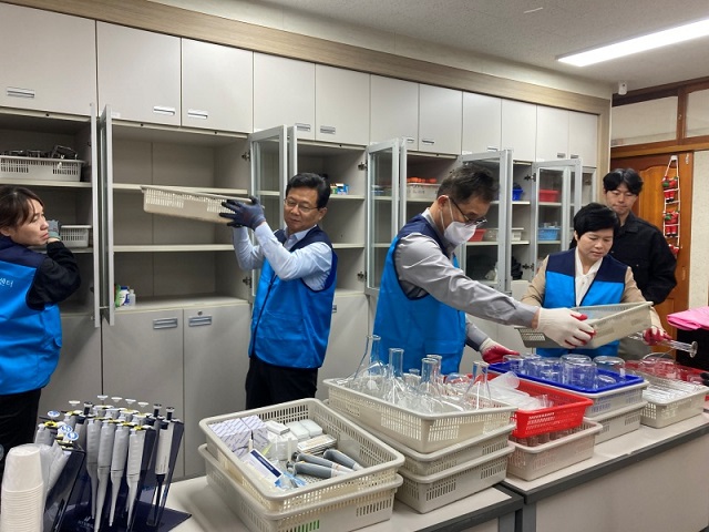 ▲ 포항교육지원청 학교지원센터가 14일 두호고등학교 과학실 현장 관리 지원을 하고 있다.ⓒ포항교육청