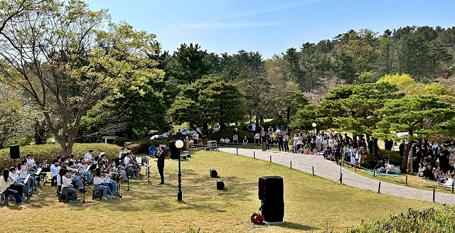 ▲ 포항 유일의 시민 오케스트라인 ‘포스필하모닉오케스트라’가 지난 11일 호텔 영일대 잔디광장에서 다양한 무대로 지역 시민들에게 음악적 감동을 선사했다.ⓒ포스코