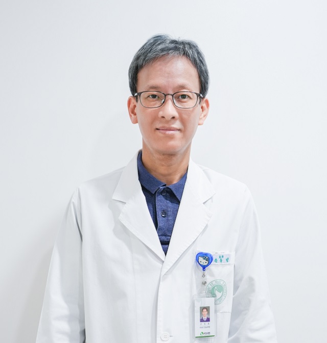 ▲ 포항성모병원 외과 손동녕 과장이 경북 지역 최초로 다빈치SP(Single Port) 로봇수술 시스템을 활용한 대장암 수술에 성공했다(포항성모병원 외과 손동녕 과장).ⓒ포항성모병원