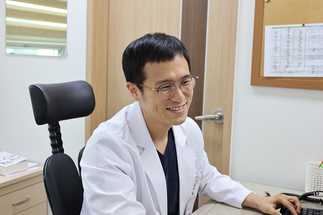 ▲ 포항세명기독병원(병원장 한동선)이 전원에 어려움을 겪던 임신부 환자를 신속히 수용해 정밀 진단과 응급 수술을 성공적으로 시행했다(포항세명기독병원 외과 김성진 과장).ⓒ세명기독병원