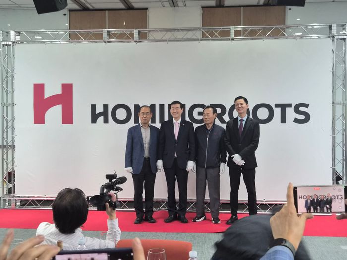 ▲ 정근영(왼쪽 두번째) 인천글로벌시티 대표와 관계자들이 홈잉루츠 브랜드 선포식에서 기념 사진을 찍고 있다. ⓒ 인천글로벌시티 제공