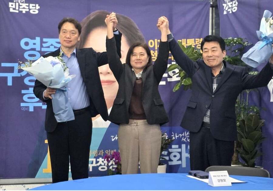 ▲ 태동원 예비후보와 강원모 예비후보가 14일 손화정(가운데) 후보 지지 선언을 하고 있다. ⓒ손화정 예비 후보 사무실 제공