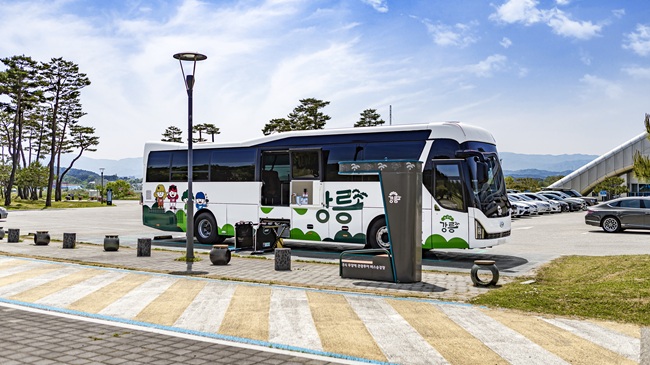 ▲ 무장애 관광 차량인 버스. ⓒ강릉시