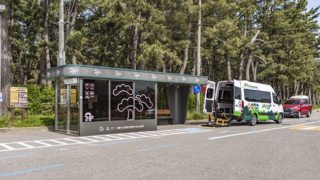 ▲ 무장애 관광 차량 정류소 및 차량. ⓒ강릉시