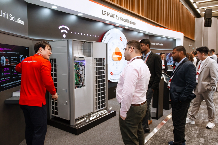 ▲ LG전자 직원이 고효율 인버터 컴프레서가 적용된 LG전자의 멀티 V 5 프로(MULTI V 5 Pro)와 데이터 기반 통합 제어 솔루션 '비컨(BECON)'을 소개하고 있다.ⓒLG전자