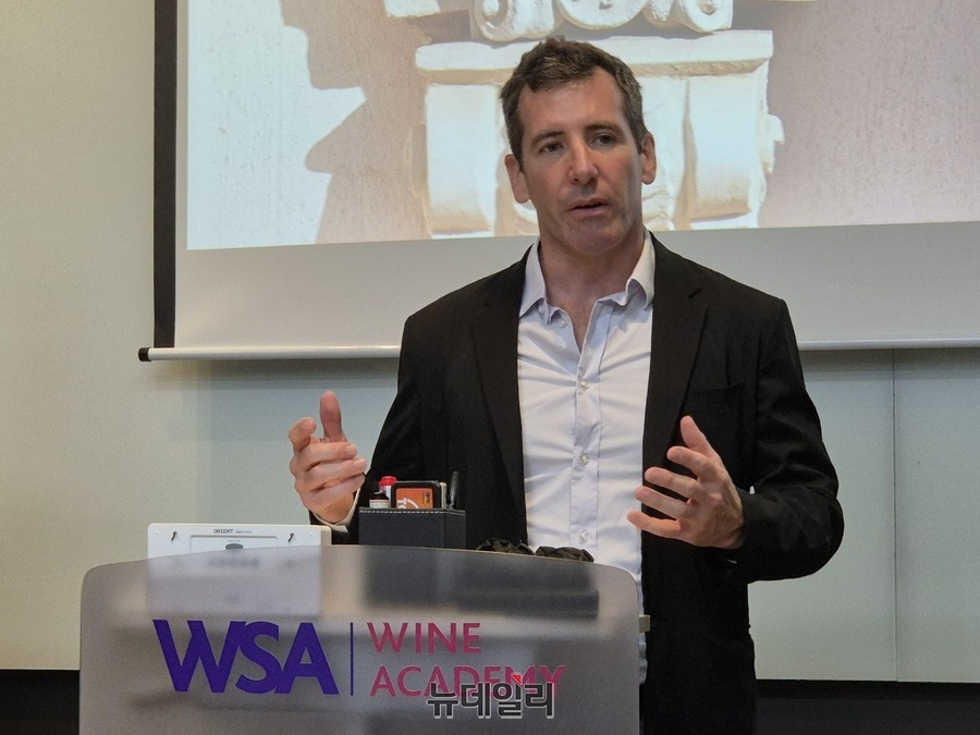 ▲ 엘리 페레스 루이자도 수출 담당 이사가 루이자도 와인에 대해 설명하고 있다.ⓒ조현우 기자