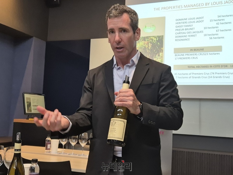 ▲ 엘리 페레스 이사가 '테루아'를 기반으로 한 부르고뉴 와인의 특징에 대해 설명하고 있다.ⓒ조현우 기자