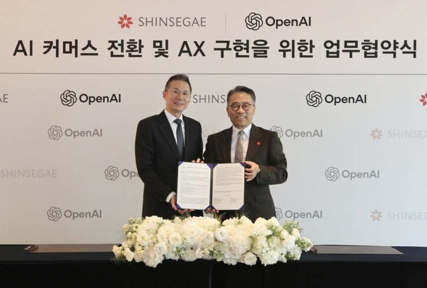 ▲ 지난 4월 6일 웨스틴 조선 서울에서 진행된 신세계그룹과 오픈AI의 ‘AI 커머스 사업협력’ 업무협약식에서 임영록(오른쪽) 신세계그룹 경영전략실장과 김경훈 오픈AI 코리아 총괄대표가 기념촬영을 하고 있다ⓒ신세계