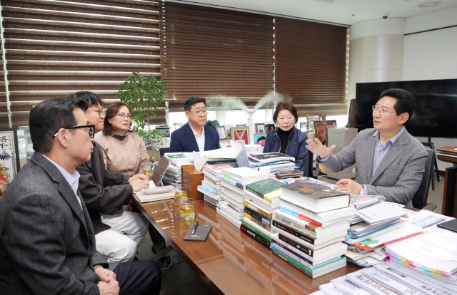 ▲ 이상일 용인시장이 수지구 동천동 공동주택 7곳의 입주자대표회의 주민들과 대중교통 개선 방안을 논의하고 있다. ⓒ용인시 제공