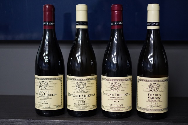 ▲ (왼쪽부터) 본 끌로 데 유르슐 프리미에 크뤼 모노폴, 본 그레브 르 끌로 블랑 프리미에 크뤼, 본 튜롱 프리미에 크뤼, 샤블리 바이용 프리미에 크뤼
ⓒ신세계L&B