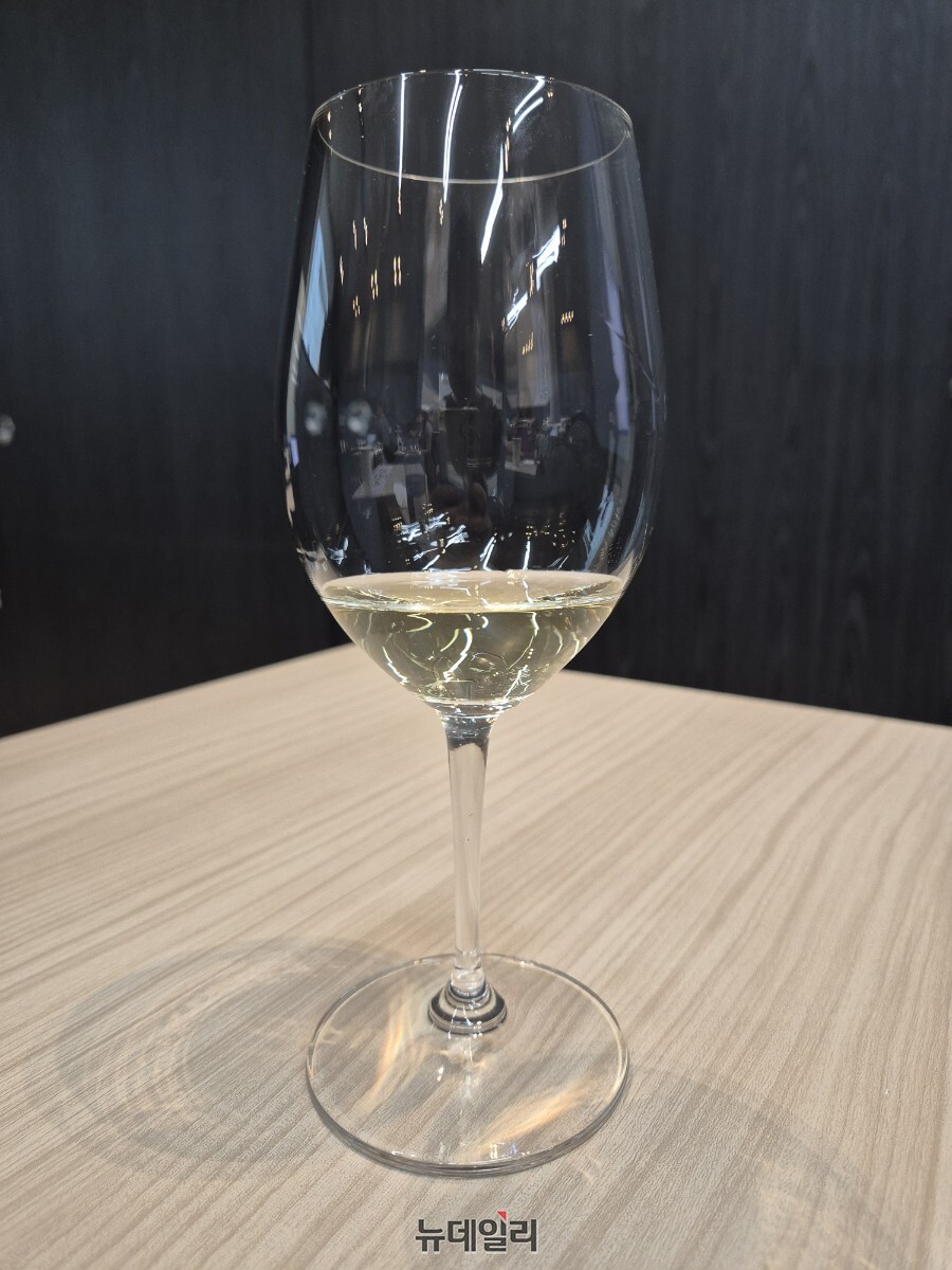 ▲ 샤블리 프리미에 크뤼 바이용. 선명하고 맑은 색과 풍미가 특징이다ⓒ조현우 기자