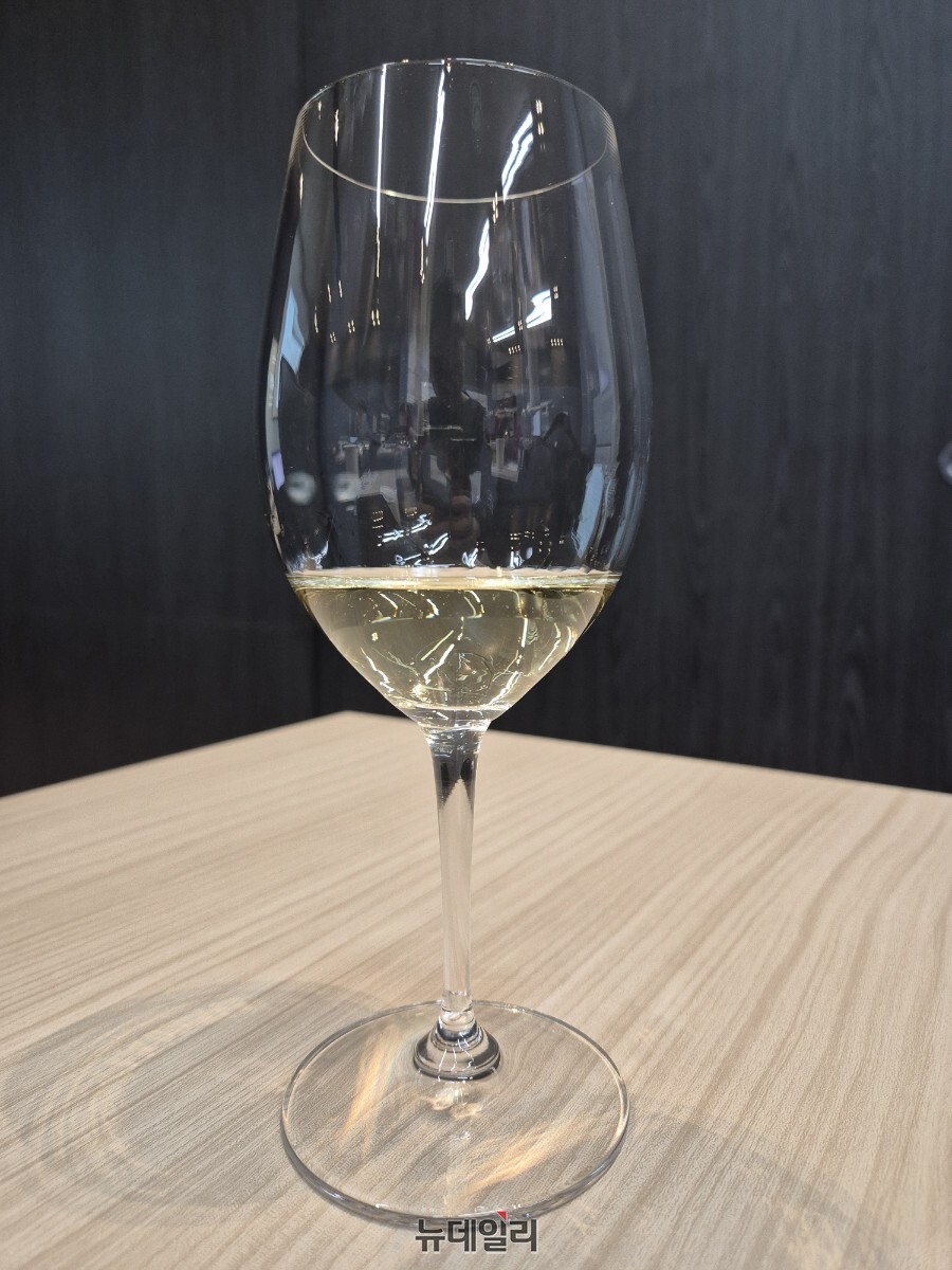 ▲ 본 프리미에 크뤼 그레브 르 끌로 블랑. 입 안에서 느껴지는 질감과 향이 차이를 보인다ⓒ조현우 기자