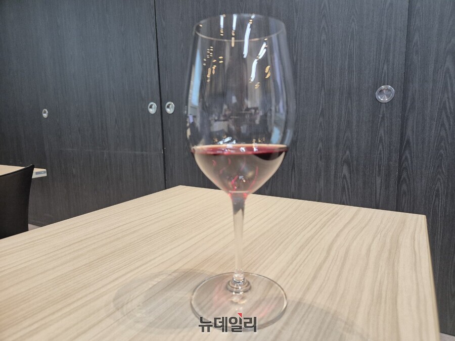 ▲ 본 프리미에 크뤼 그레브 르 끌로 블랑. 입 안에서 느껴지는 질감과 향이 차이를 보인다ⓒ조현우 기자