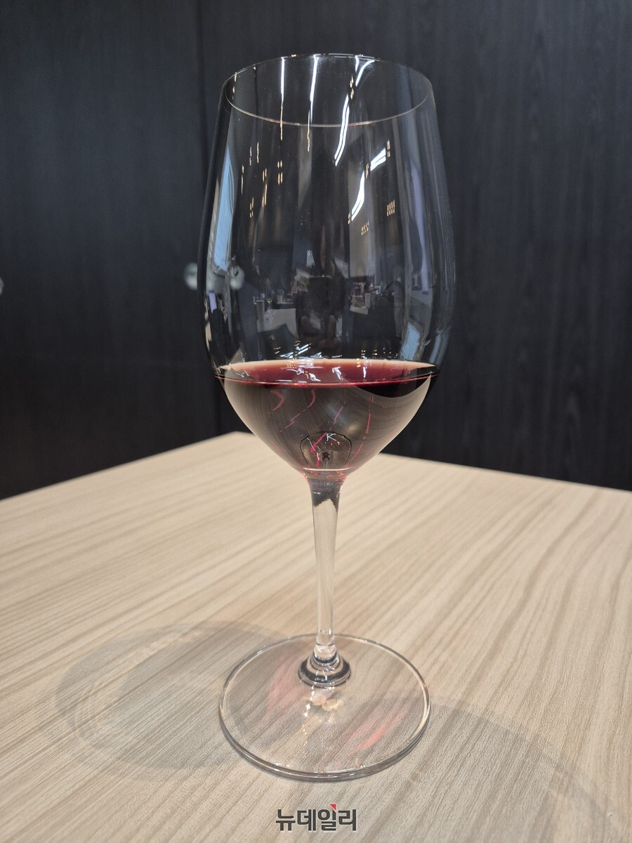 ▲ 끌로 데 유르슐. 검붉고 아름다운 색감에 눈길이 간다.ⓒ조현우 기자