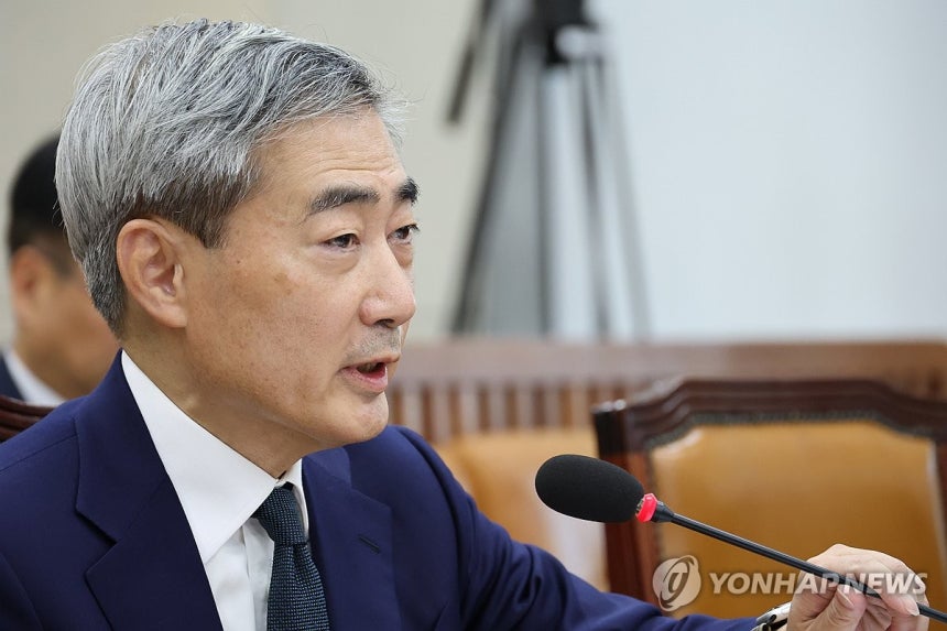 ▲ 신현송 한국은행 총재 후보자가 15일 국회 재정경제기획위원회에서 열린 인사청문회에서 의원 질의에 답하고 있다. /연합뉴스