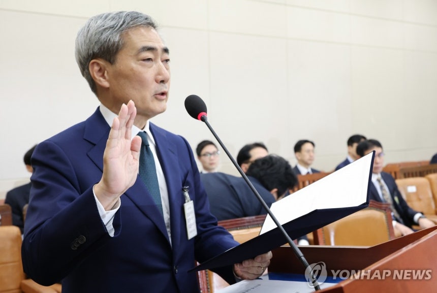 ▲ 신현송 한국은행 총재 후보자가 15일 국회 재정경제기획위원회에서 열린 인사청문회에서 선서하고 있다.ⓒ연합뉴스.