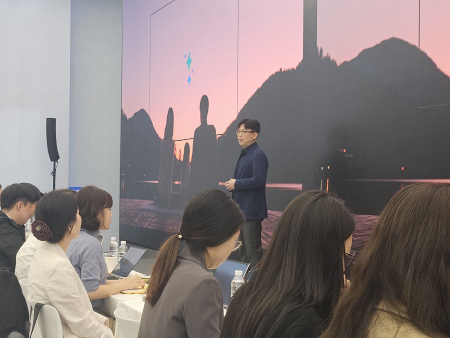 ▲ 용석우 삼성전자 VD(영상디스플레이) 사업부장이 15일 오전 서울 강남구 삼성강남에서 열린 '더 퍼스트룩 서울 2026'에서 발표하고 있다.ⓒ윤아름 기자