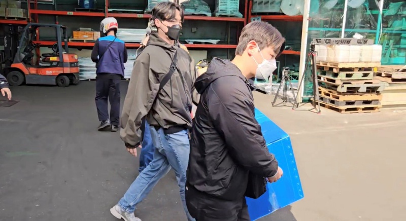 ▲ 지난 14일 오전 경기남부경찰청 광역수사대가 이주노동자에 에어건을 쏴 중상을 입힌 사건 관련 경기 화성시 만세구 향남읍 소제 제조 공장 등을 압수수색하고 있다. ⓒ뉴시스