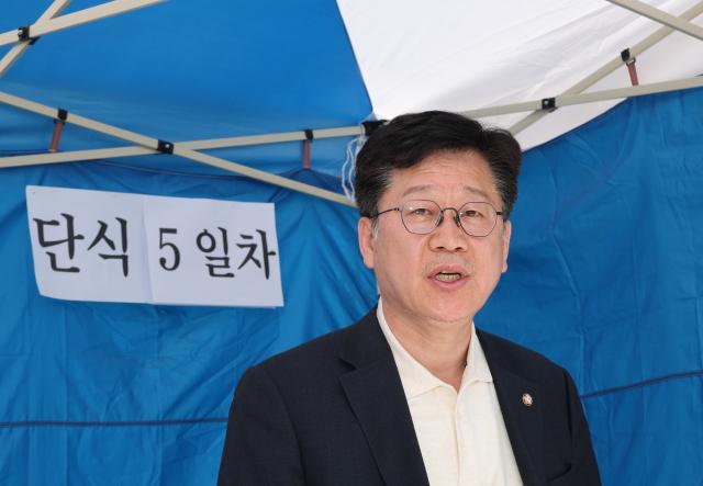 ▲ 6·3 지방선거 더불어민주당 전북지사 경선에서 이원택 의원에게 패한 후 이 후보의 '식사비 대납' 의혹에 대한 재감찰을 요구하며 단식 농성을 벌이는 안호영 의원이 15일 국회 본청 앞에서 입장 발표를 하고 있다. ⓒ연합뉴스