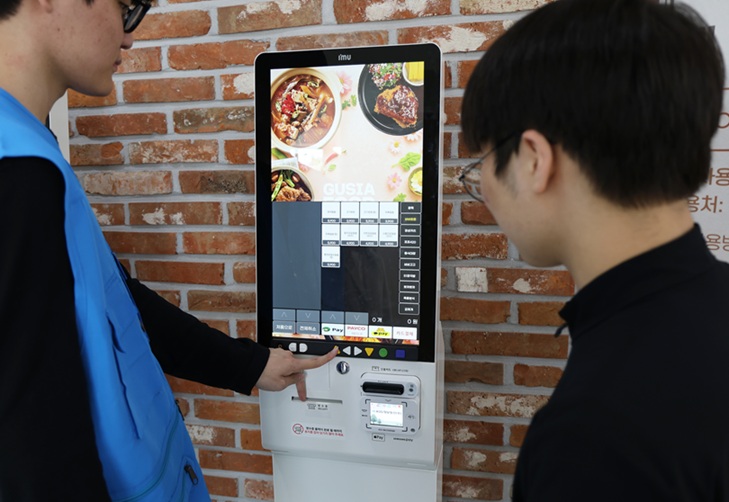 ▲ 단국대는 최근 학생식당에 배리어프리 키오스크를 추가로 설치했다.ⓒ단국대