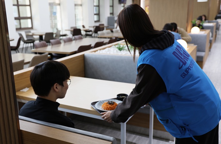 ▲ 장애 학생 도우미 서비스는 장애 학생뿐 아니라 도움이 필요한 누구나 이용할 수 있다.ⓒ단국대