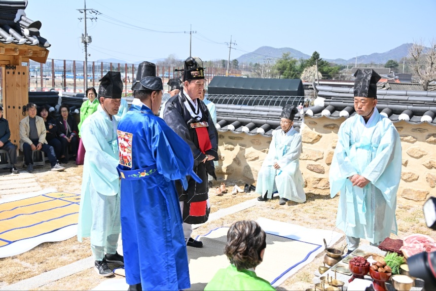 ▲ 성균관유도회 동두천지부는 향토유적 제9호 삼충단에서 춘기제향을 거행했다 ⓒ동두천시 제공