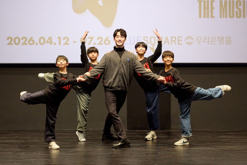 ▲ 뮤지컬 '빌리 엘리어트'에서 '성인 빌리' 역의 임선우(가운데)와 빌리 역을 맡은 조윤우·김우진·김승주·박지후(임선우 제외 왼쪽부터).ⓒ신시컴퍼니