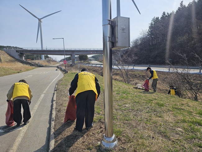 ▲ 15일 최순철 이사장을 비롯한 공단 임직원 25명과 횡계3리 마을주민 약 50명이 참석해 봄맞이 환경정화 활동을 실시했다. ⓒ평창군시설관리공단