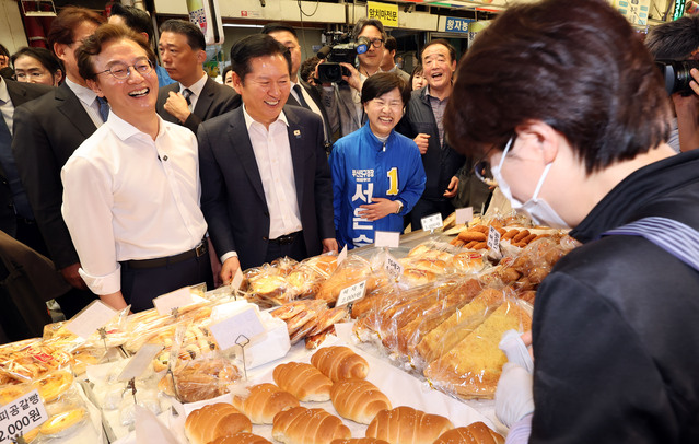 ▲ 정청래 더불어민주당 대표가 15일 부산 부산진구 부전시장을 방문, 빵을 구입하며 전재수 부산시장 후보 등 6·3 지방선거 후보들의 지지를 호소하고 있다. ⓒ뉴시스