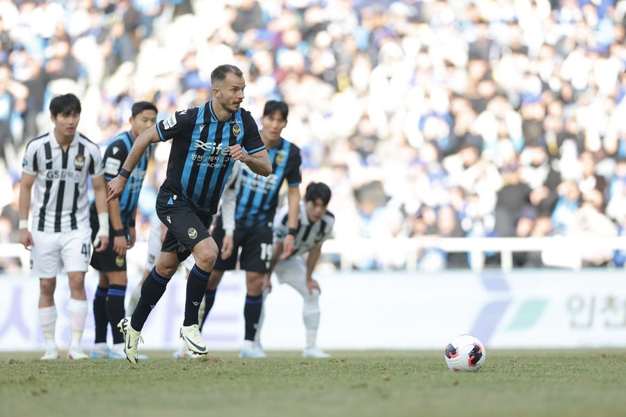 ▲ 인천의 공격수 무고사가 K리그 '이달의 선수상'을 수상했다.ⓒ한국프로축구연맹 제공