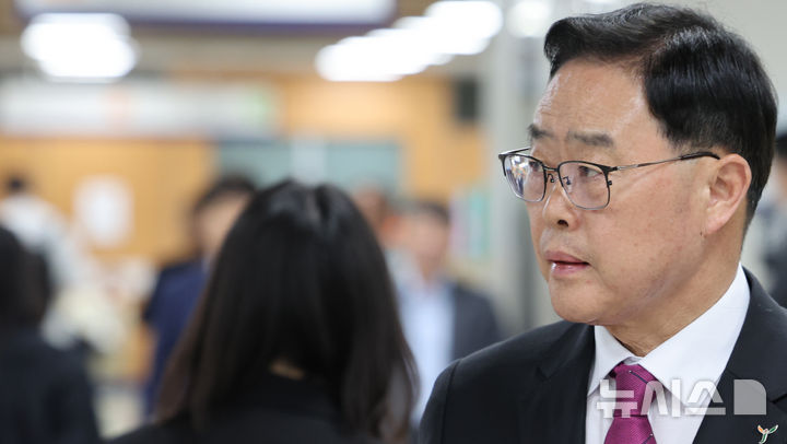 ▲ 공직선거법 위반 혐의를 받고 있는 강수현 양주시장이 15일 오전 서울 서초구 서울중앙지방법원에서 열린 항소심 선고기일에 출석하고 있다. ⓒ뉴시스