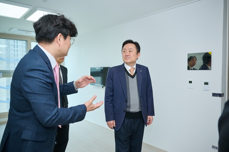 ▲ 최인호 허그(HUG) 사장(오른쪽)이 청년안심주택에 방문에 현장을 점검하고 있다.ⓒHUG