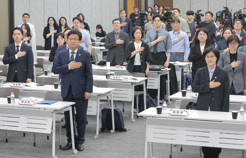 ▲ 15일 서울 중구 은행회관에서 열린 형사 미성년자(촉법소년) 연령 기준에 관한 제도적 보완 방안 포럼에서 최교진 교육부 장관, 원민경 성평등가족부 장관이 참석해 국민 의례를 하고 있다. ⓒ연합뉴스