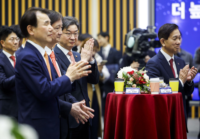 ▲ ⓒ뉴시스. 정은보 한국거래소 이사장과 이찬진 금융감독원장, 이억원 금융위원장, 황성엽 금투협회장, 강민국 정무위원회 국민의힘 간사가 25일 서울 영등포구 한국거래소에서 열린 코스피 6000p 기념행사에 참석해 있다. 2026.02.25.