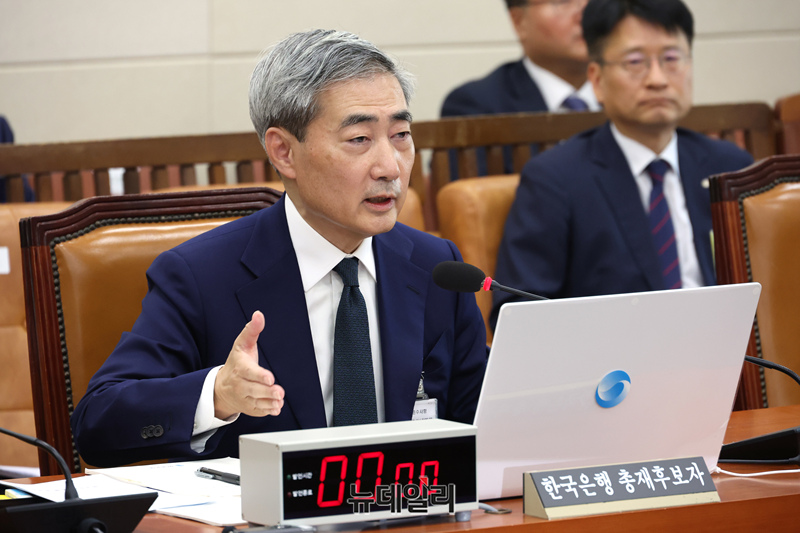 ▲ 신현송 한국은행 총재 후보자가 15일 오전 국회 재정경제기획위원회에서 열린 인사청문회에서 의원들의 질문에 답하고 있다. ⓒ 뉴데일리