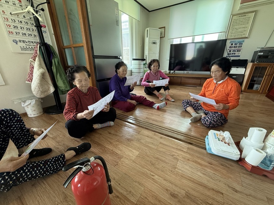 ▲ 광주 남부소방서는 봄철 화재 발생 위험이 높아지는 시기를 맞아 지역 경로당을 직접 방문해 단독주택 화재안전 매뉴얼을 배부하고, 소화기 사용법과 대피요령 등 생활 속 필수 소방안전교육을 진행했다.ⓒ광주 남부소방서 제공