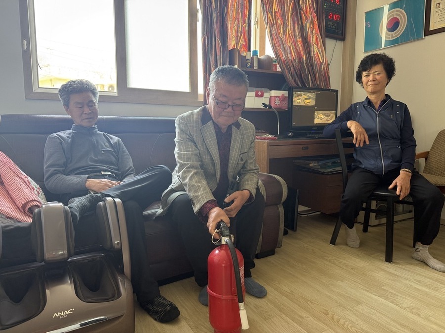 ▲ 광주 남부소방서는 봄철 화재 발생 위험이 높아지는 시기를 맞아 지역 경로당을 직접 방문해 단독주택 화재안전 매뉴얼을 배부하고, 소화기 사용법과 대피요령 등 생활 속 필수 소방안전교육을 진행했다.ⓒ광주 남부소방서 제공