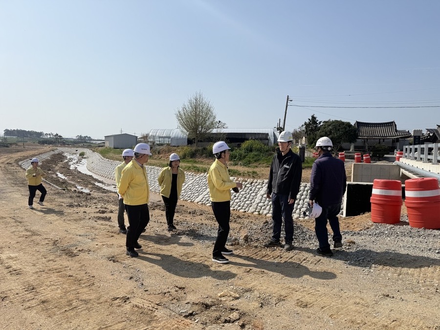 ▲ 피해 우려지역 현장점검 모습ⓒ무안군 제공