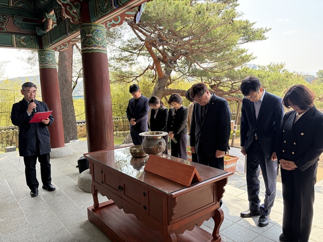 ▲ 강릉시 행정국(국장 김동율)이 15일 소속 과장단과 함께 오죽헌 문성사를 찾아 참배했다. ⓒ강릉시