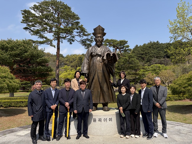 ▲ 강릉시 행정국(국장 김동율)이 15일 소속 과장단과 함께 오죽헌 문성사를 찾아 참배했다. 행정국은 참배를 통해 공직자로서의 기본인 원칙과 청렴을 바로 세우고, 시민들이 일상에서 겪는 작은 불편부터 세심하게 살피는 현장 중심의 행정을 실천해 나갈 것을 다짐했다. ⓒ강릉시